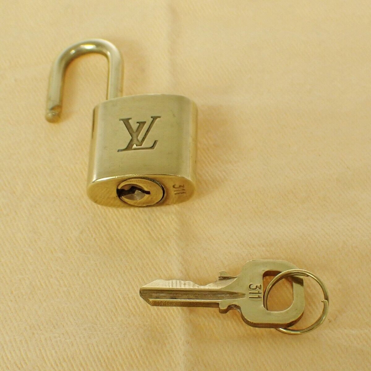 LOUIS VUITTON LV 10 SET PADLOCK KEY BAG CHARM CADENA GOLD PLATED FRANCE 33SH954