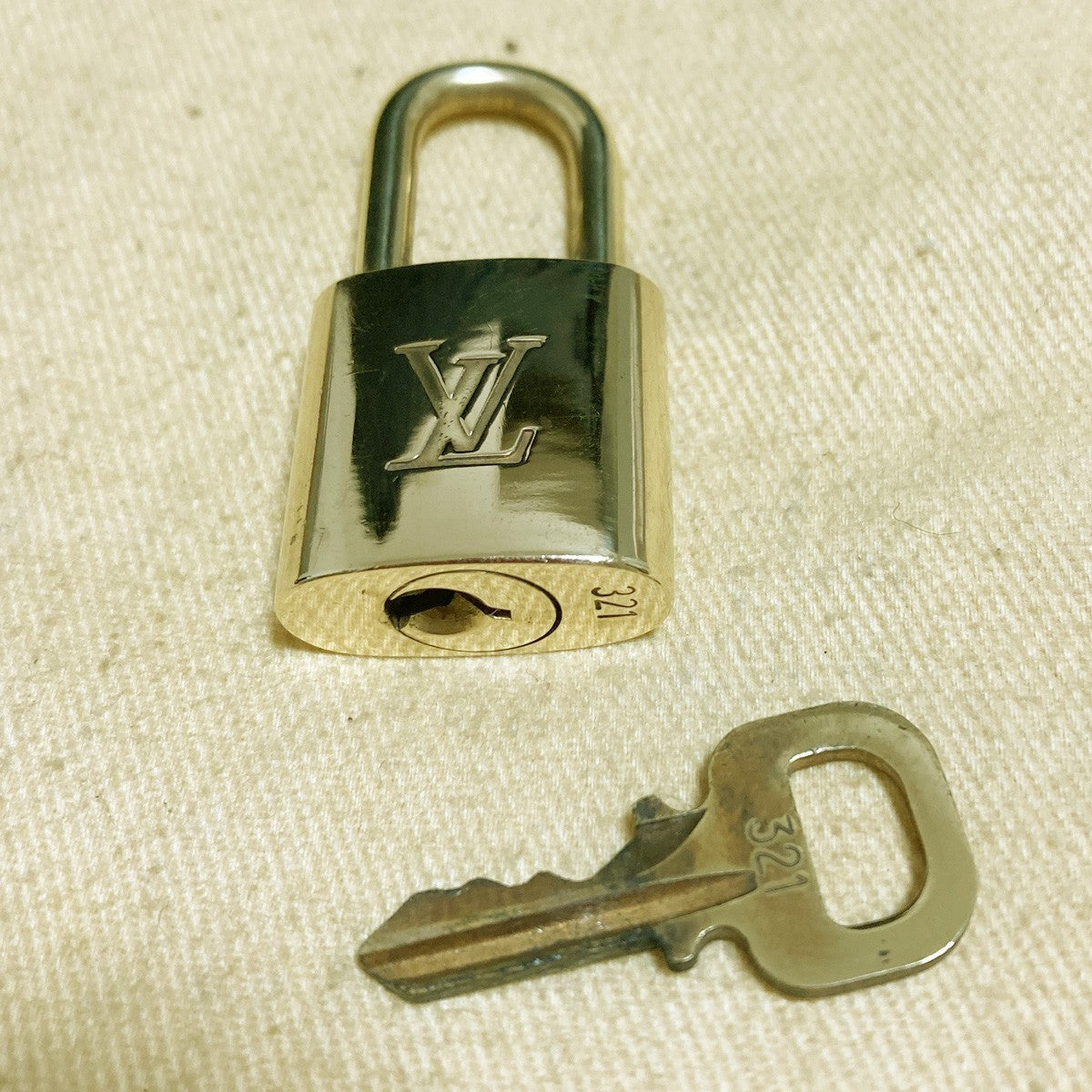 LOUIS VUITTON LV 10 SET PADLOCK KEY CHARM CADENA GOLD-PLATED FRANCE 30PDA275