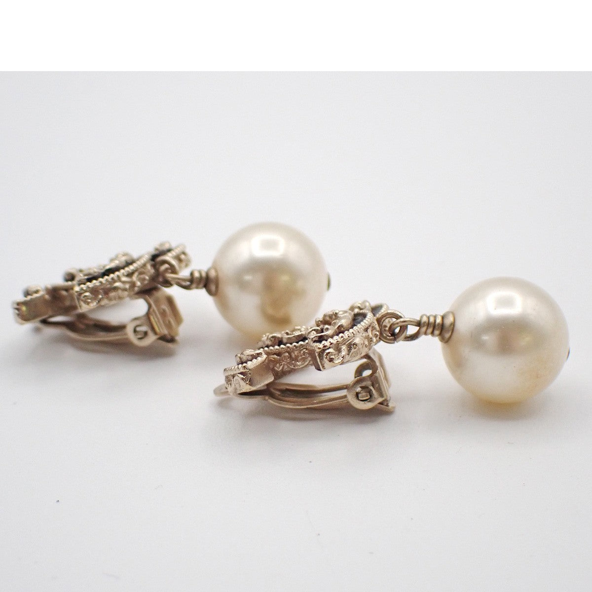 CHANEL CC Logo Immitation Pearl Swing Earrings Clip-on B13C Gold Italy 84RL895