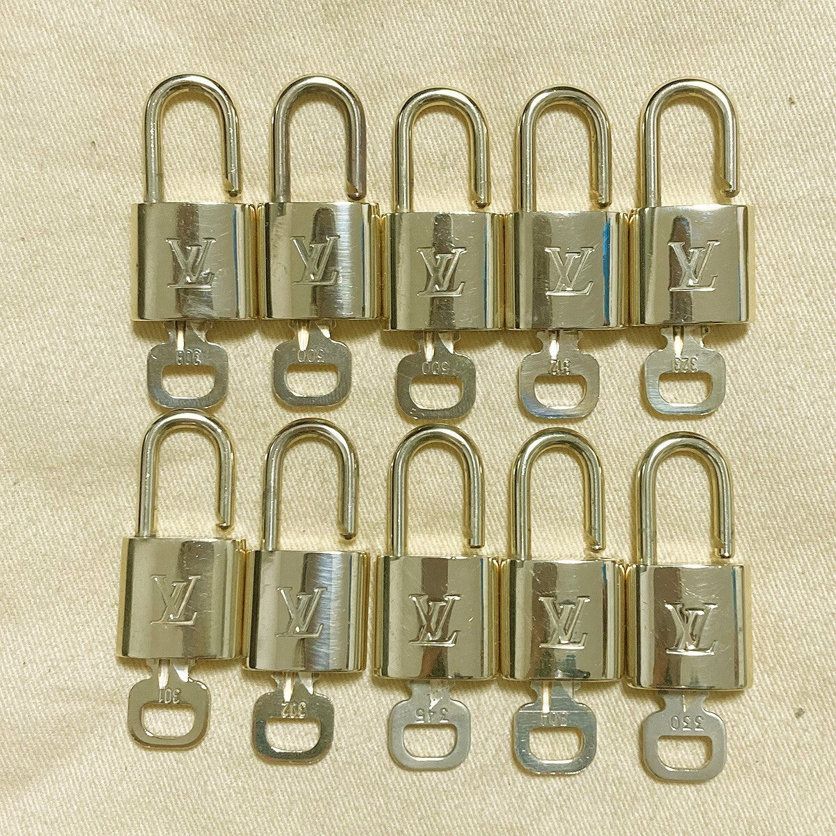 LOUIS VUITTON LV 10 SET PADLOCK KEY CHARM CADENA GOLD-PLATED FRANCE 31PDA168