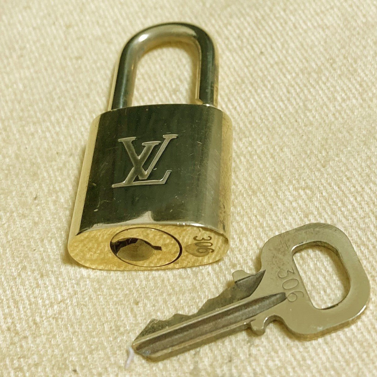 LOUIS VUITTON LV 10 SET PADLOCK KEY CHARM CADENA GOLD-PLATED FRANCE 61PDA247