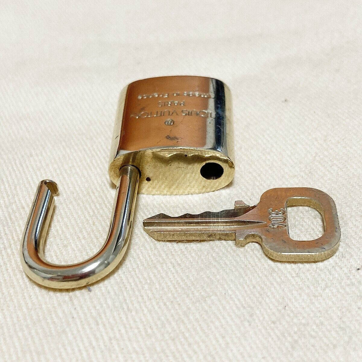 LOUIS VUITTON LV 10 SET PADLOCK KEY BAG CHARM CADENA GOLD PLATED FRANCE 35PDA011