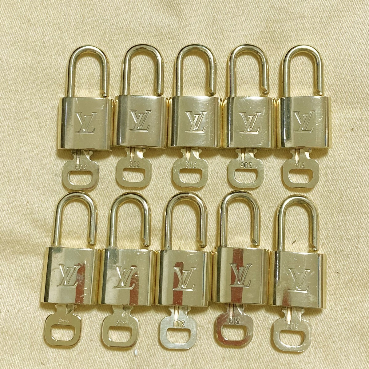 LOUIS VUITTON LV 10 SET PADLOCK KEY CHARM CADENA GOLD-PLATED FRANCE 37PDA224