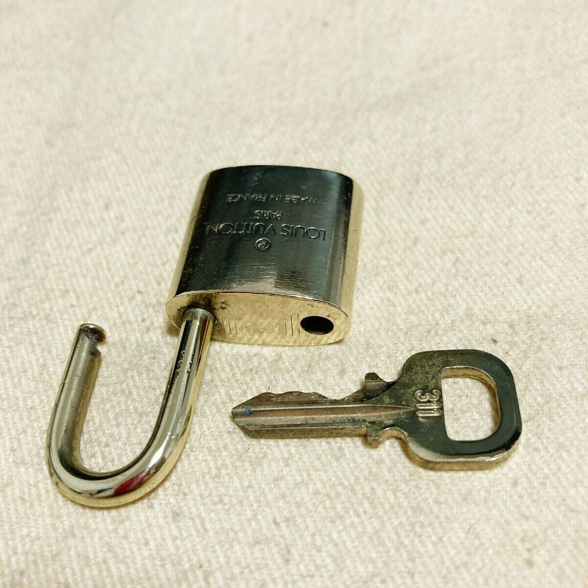 LOUIS VUITTON LV 10 SET PADLOCK KEY BAG CHARM CADENA GOLD PLATED FRANCE 37PDA077