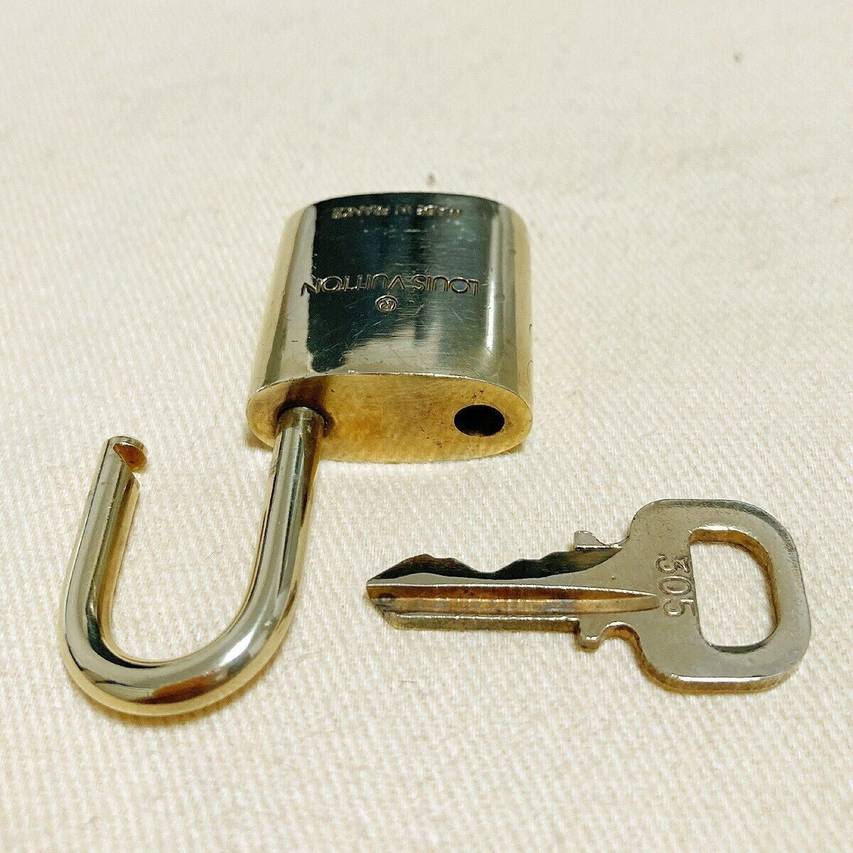 LOUIS VUITTON LV 10 SET PADLOCK KEY BAG CHARM CADENA GOLD PLATED FRANCE 37PDA024