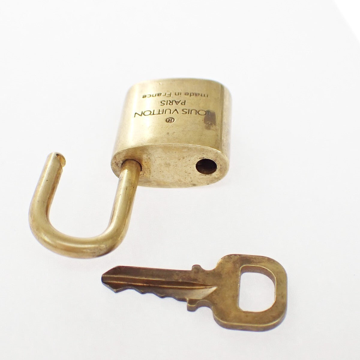 LOUIS VUITTON LV 10 SET PADLOCK KEY BAG CHARM CADENA GOLD PLATED FRANCE 37YG108