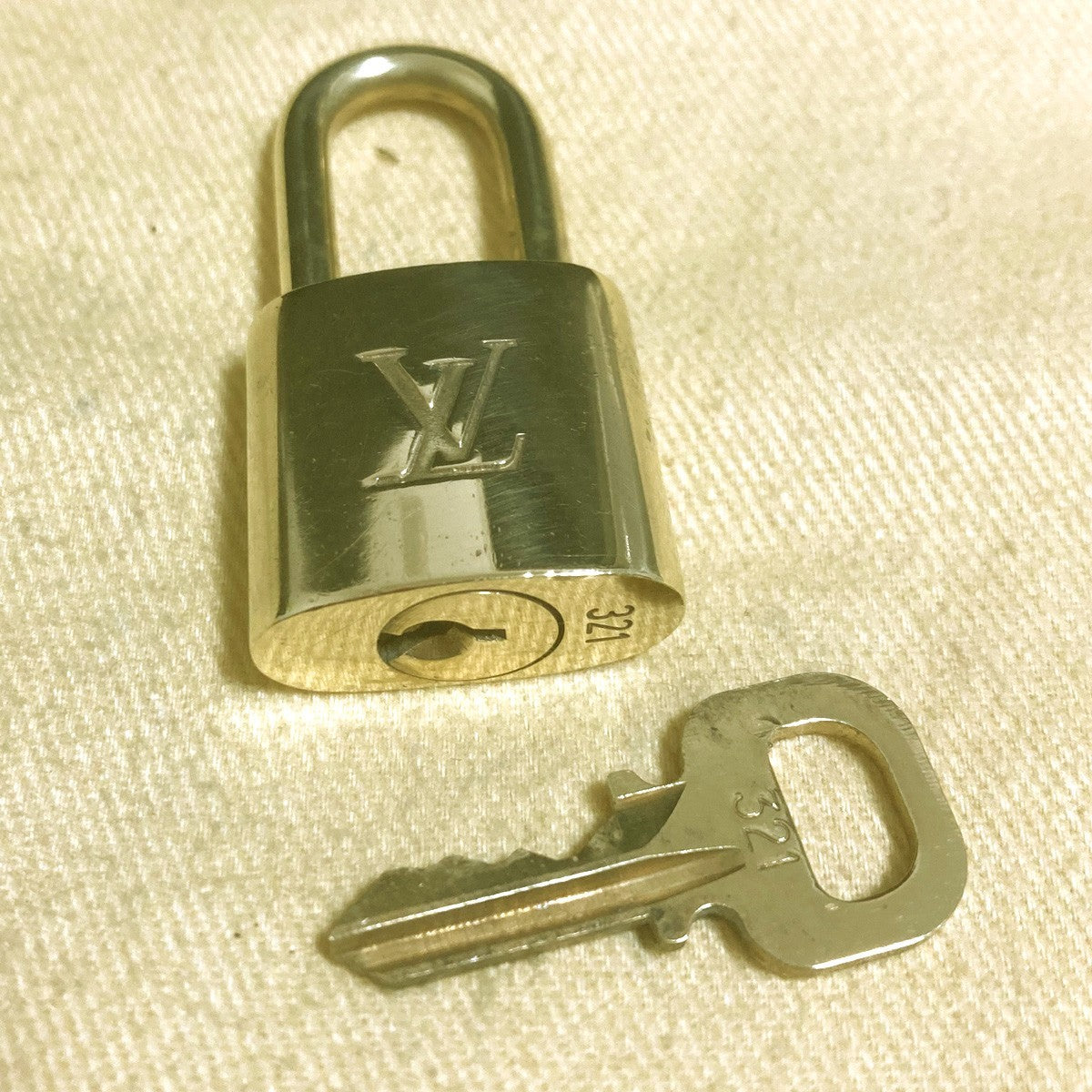 LOUIS VUITTON LV 10 SET PADLOCK KEY CHARM CADENA GOLD-PLATED FRANCE 33PDA310