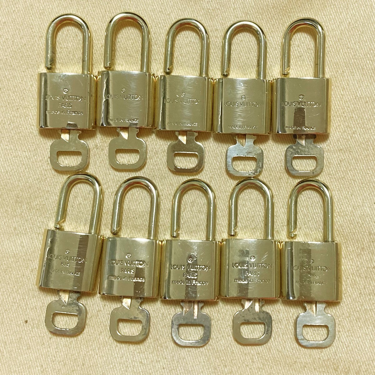 LOUIS VUITTON LV 10 SET PADLOCK KEY CHARM CADENA GOLD-PLATED FRANCE 31PDA236