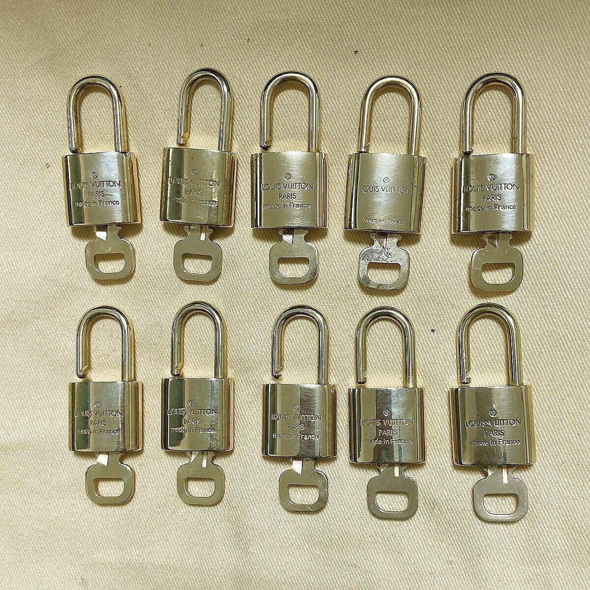 LOUIS VUITTON LV 10 SET PADLOCK KEY BAG CHARM CADENA GOLD PLATED FRANCE 35PDA007