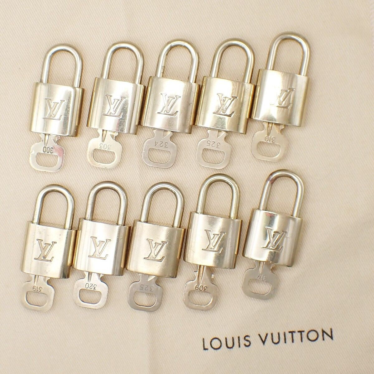 LOUIS VUITTON LV 10 SET PADLOCK CADENA KEY BAG CHARM GOLD PLATED FRANCE 37YE672