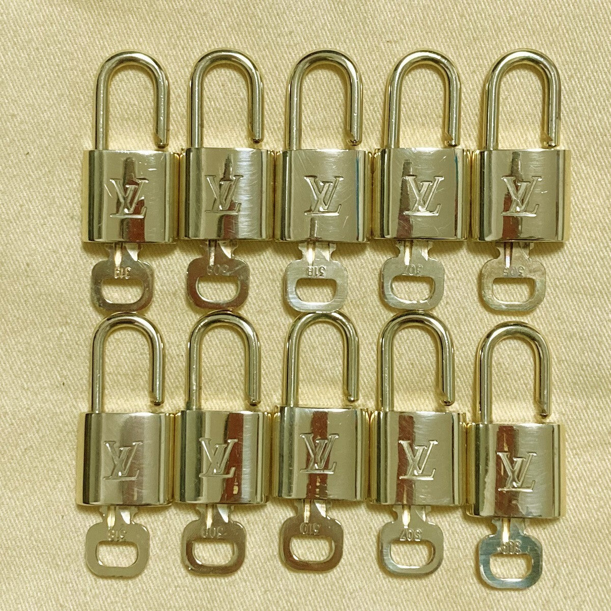 LOUIS VUITTON LV 10 SET PADLOCK KEY CHARM CADENA GOLD-PLATED FRANCE 39PDA166