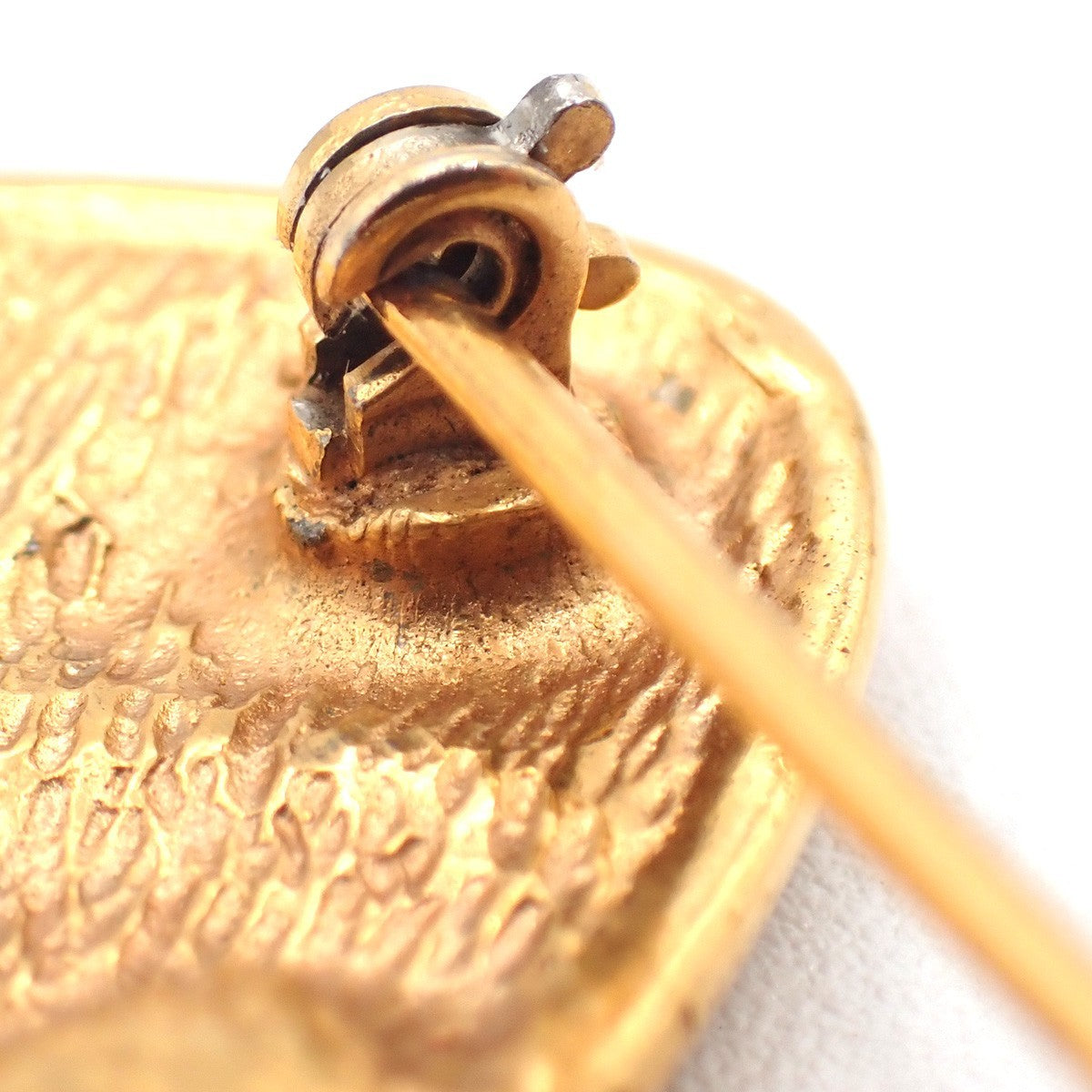 CHANEL Matelasse Pin Brooch Gold-Plated France Accessory Vintage 30RL990