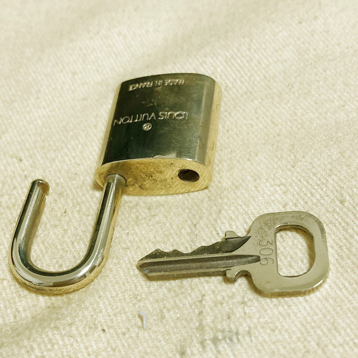 LOUIS VUITTON LV 10 SET PADLOCK KEY CHARM CADENA GOLD-PLATED FRANCE 61PDA247