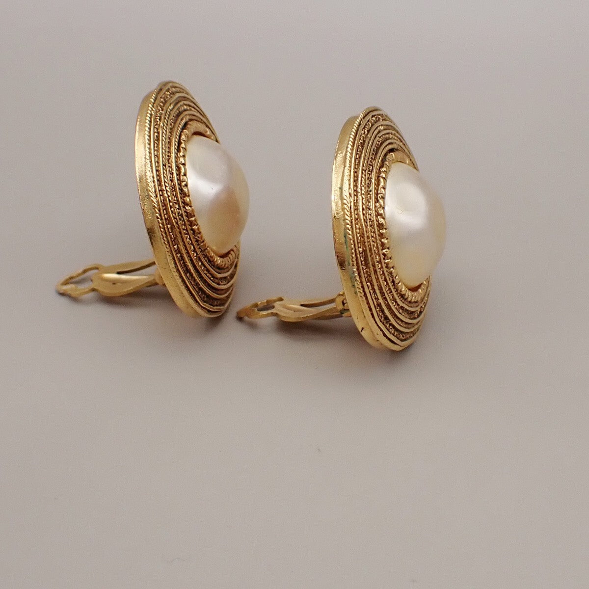 CHANEL Logo Imitation Pearl Round Button Earrings Clip-On GHW Vintage 64RK810
