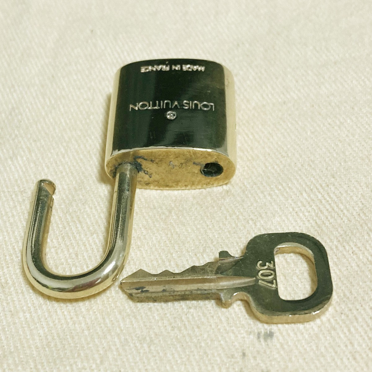 LOUIS VUITTON LV 10 SET PADLOCK KEY CHARM CADENA GOLD-PLATED FRANCE 37PDA273