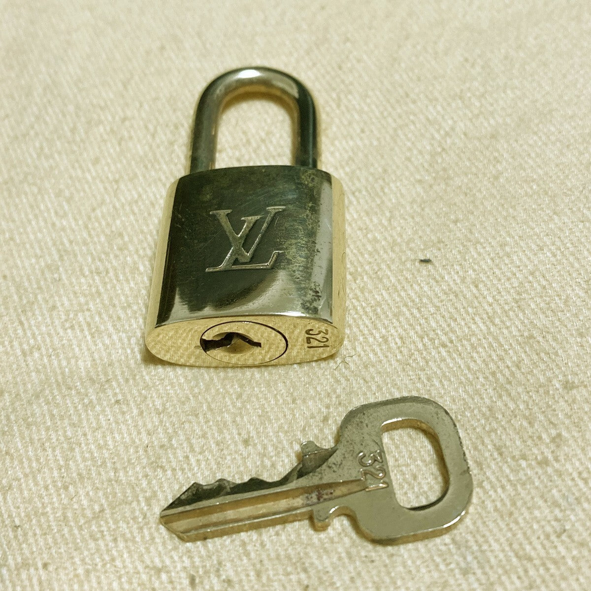 LOUIS VUITTON LV 10 SET PADLOCK KEY CHARM CADENA GOLD-PLATED FRANCE 38PDA241