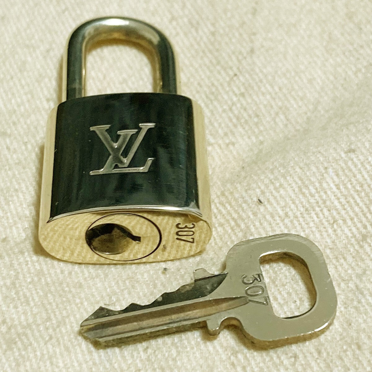 LOUIS VUITTON LV 10 SET PADLOCK KEY CHARM CADENA GOLD-PLATED FRANCE 31PDA188