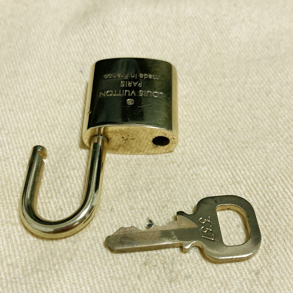LOUIS VUITTON LV 10 SET PADLOCK KEY CHARM CADENA GOLD-PLATED FRANCE 62PDA307