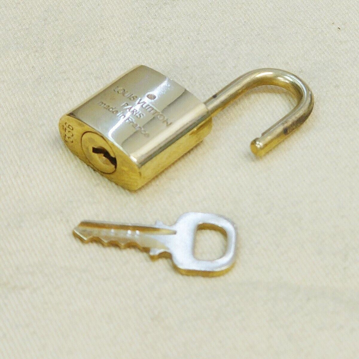 LOUIS VUITTON LV 10 SET PADLOCK KEY BAG CHARM CADENA GOLD PLATED FRANCE 33HA004