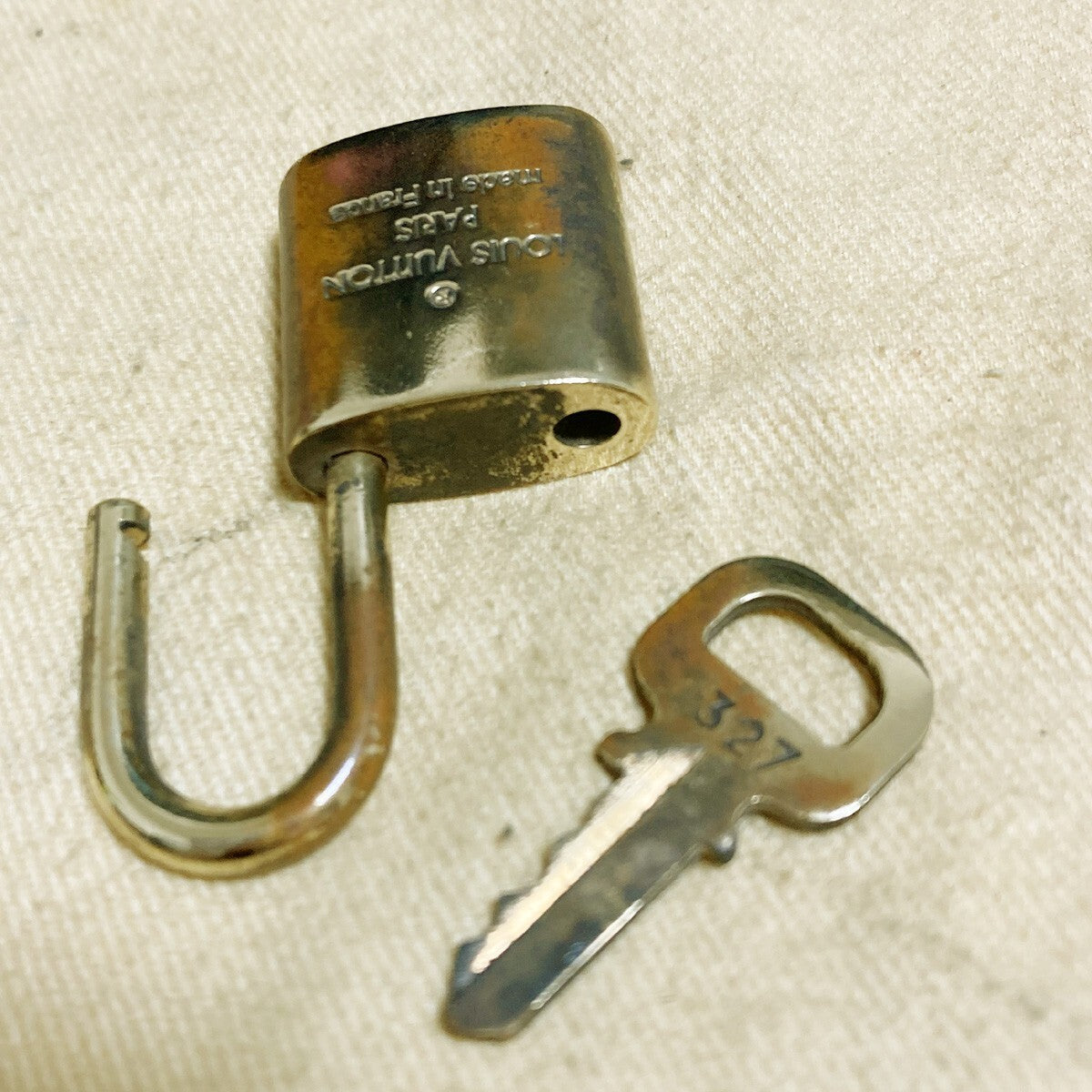 LOUIS VUITTON LV 10 SET PADLOCK KEY CHARM CADENA GOLD-PLATED FRANCE 31PDA219