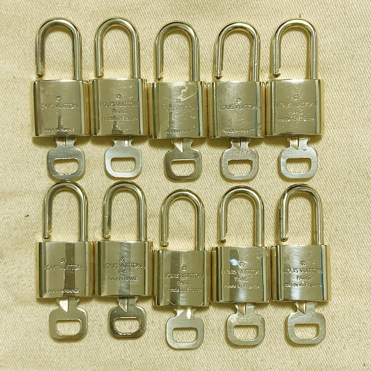 LOUIS VUITTON LV 10 SET PADLOCK KEY CHARM CADENA GOLD-PLATED FRANCE 31PDA169