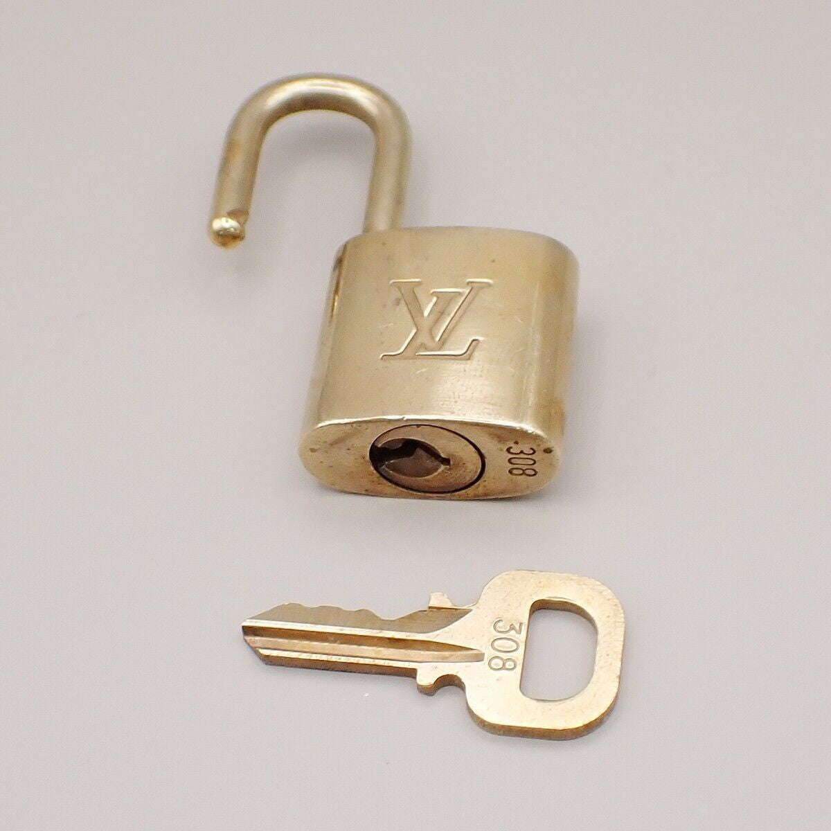 LOUIS VUITTON LV 10 SET PADLOCK CADENA KEY BAG CHARM GOLD PLATED FRANCE 37YE675