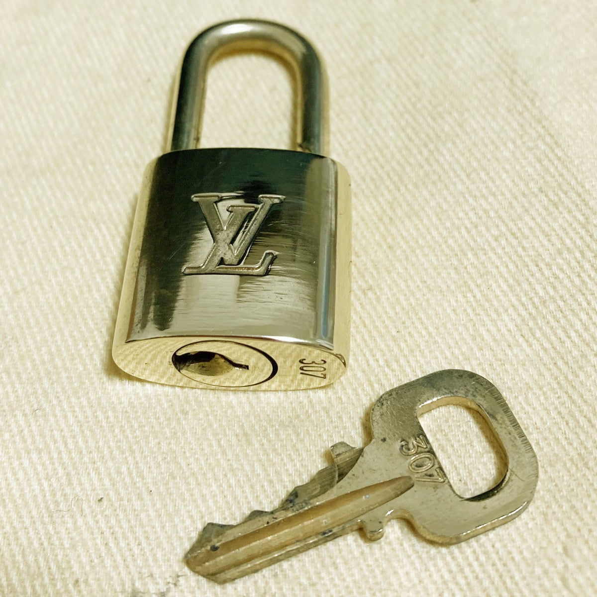 LOUIS VUITTON LV 10 SET PADLOCK KEY CHARM CADENA GOLD-PLATED FRANCE 37PDA280