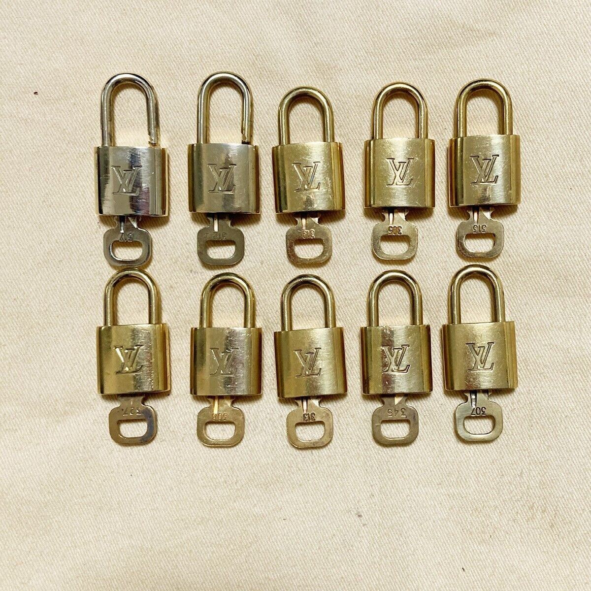 LOUIS VUITTON LV 10 SET PADLOCK KEY BAG CHARM CADENA GOLD PLATED FRANCE 35PDA067