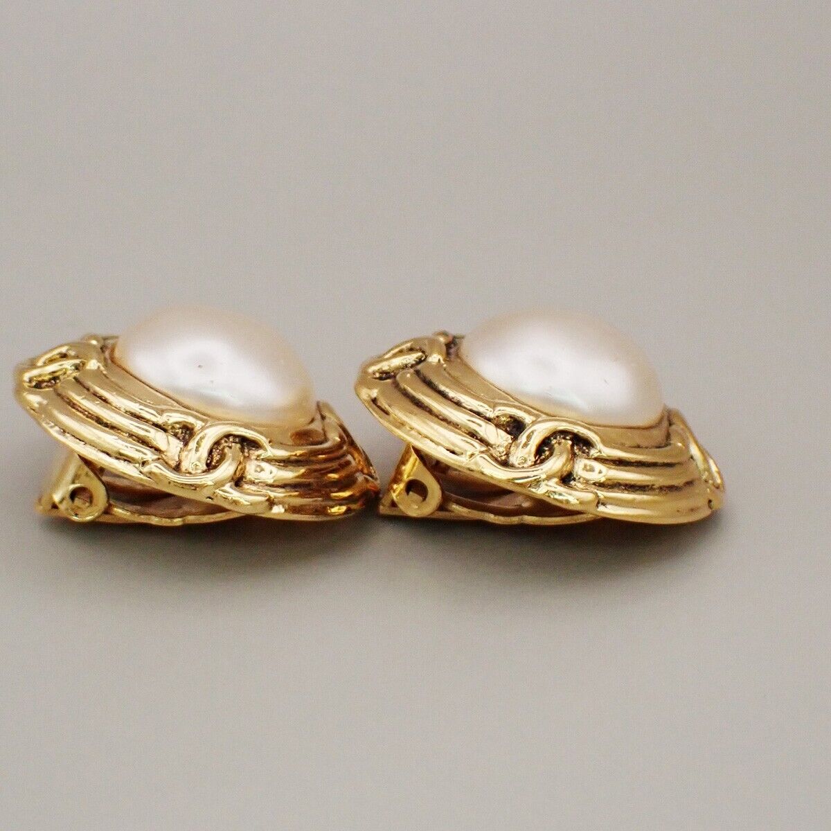 CHANEL CC Imitation Pearl Round Button Earrings 94P Clip-On Gold-Plated 33RK234
