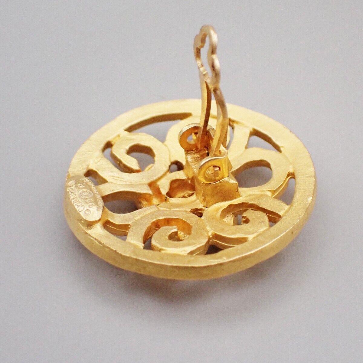 CHANEL CC Logo Round Earrings 95P Clip-On Gold GHW France Vintage 83RK700