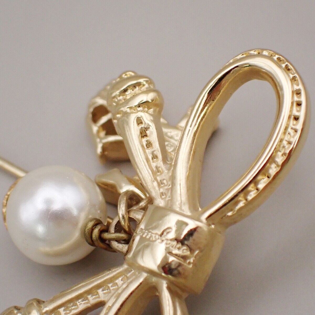 SALVATORE FERRAGAMO Logo Imitation Pearl Ribbon Pin Brooch Gold 03YG040