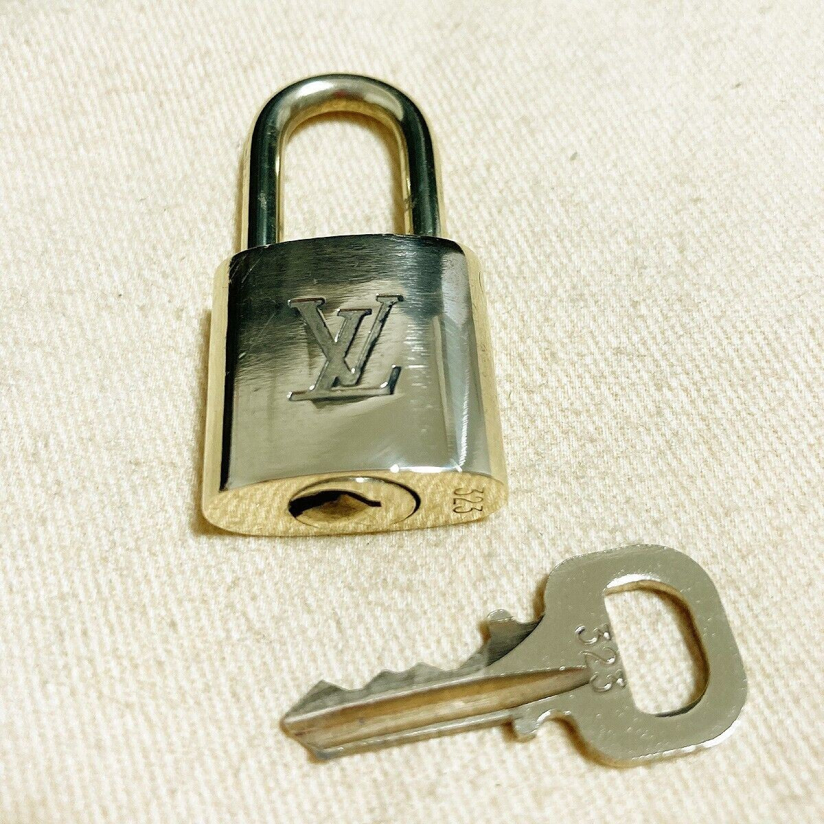 LOUIS VUITTON LV 10 SET PADLOCK KEY BAG CHARM CADENA GOLD PLATED FRANCE 37PDA089