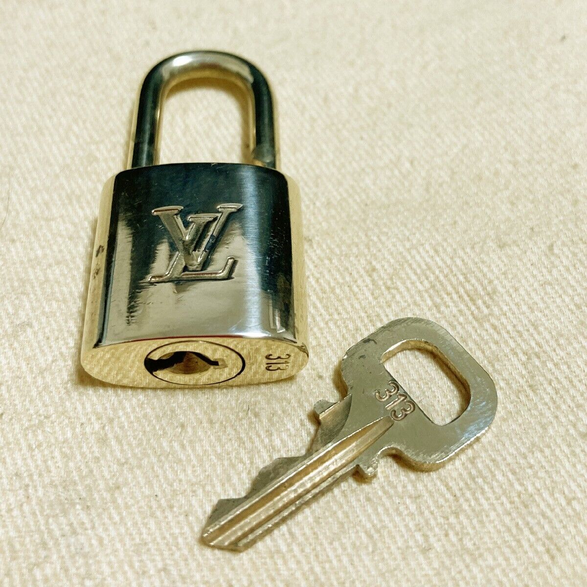 AUTHENTIC LOUIS VUITTON LV 10 SET PADLOCK KEY CHARM CADENA GOLD FRANCE 62PDA138