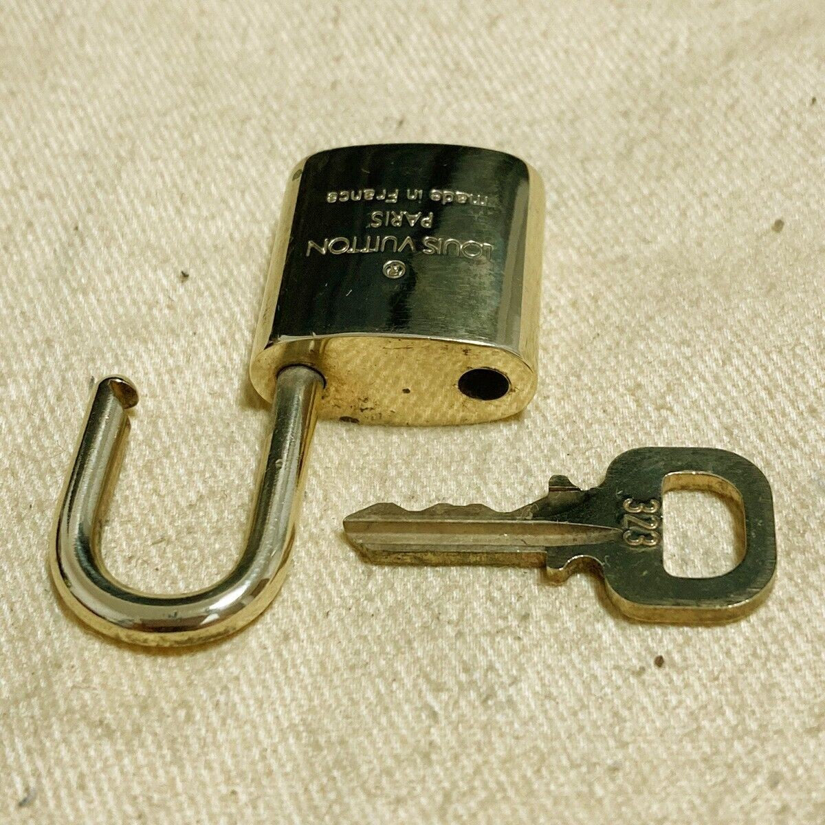 LOUIS VUITTON LV 10 SET PADLOCK KEY CHARM CADENA GOLD-PLATED FRANCE 65PDA196