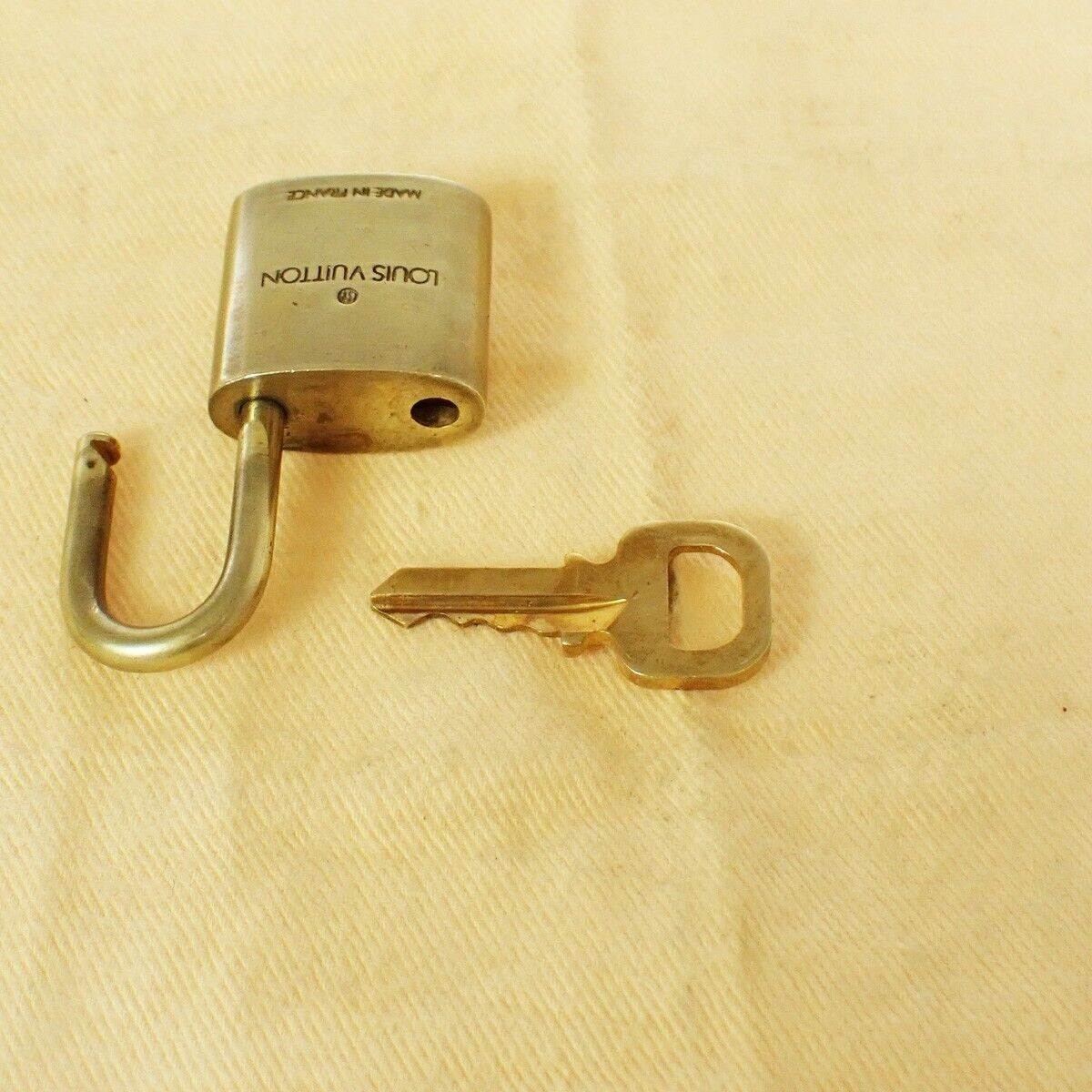 LOUIS VUITTON LV 10 SET PADLOCK KEY BAG CHARM CADENA GOLD PLATED FRANCE 37SH951