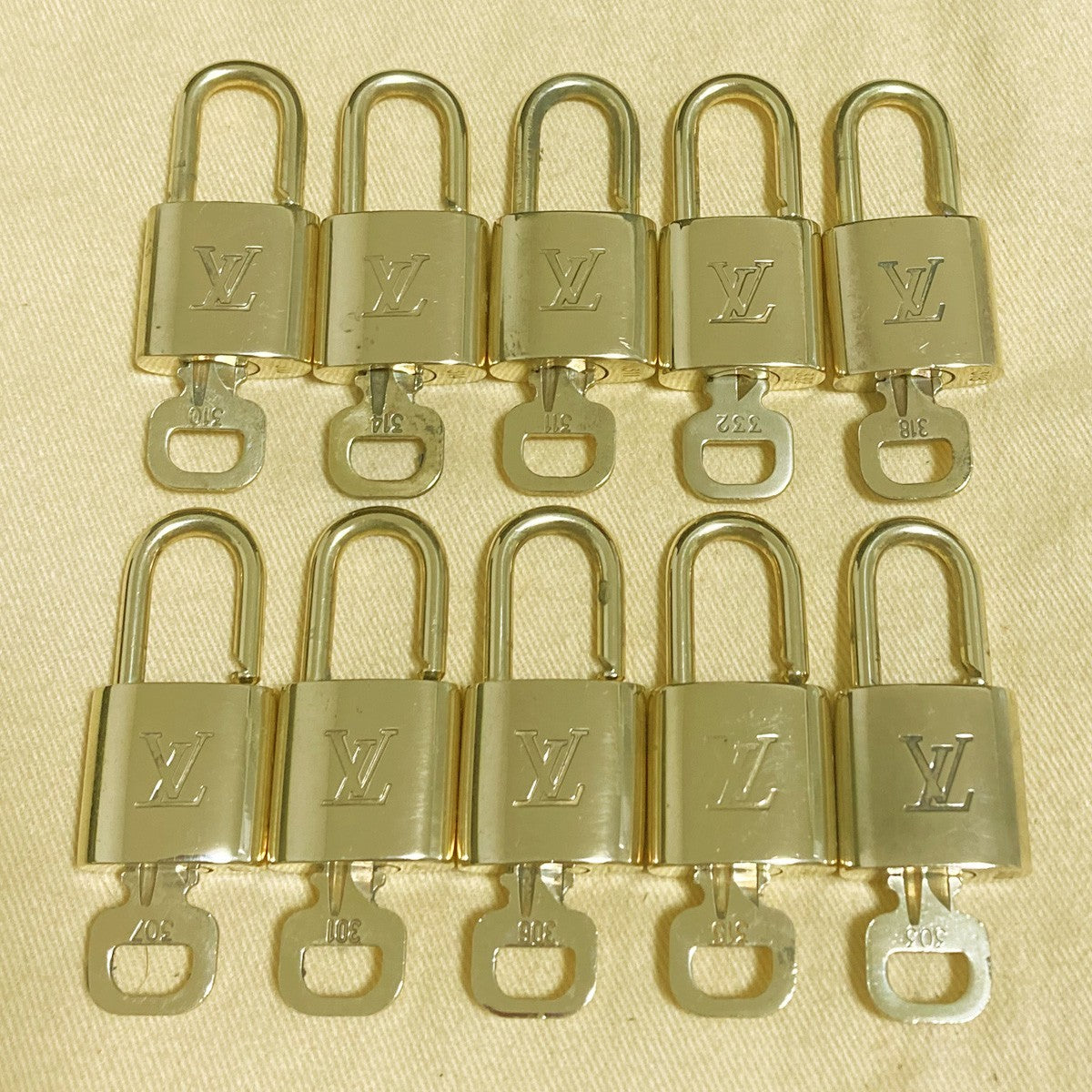 LOUIS VUITTON LV 10 SET PADLOCK KEY CHARM CADENA GOLD-PLATED FRANCE 06PDA287