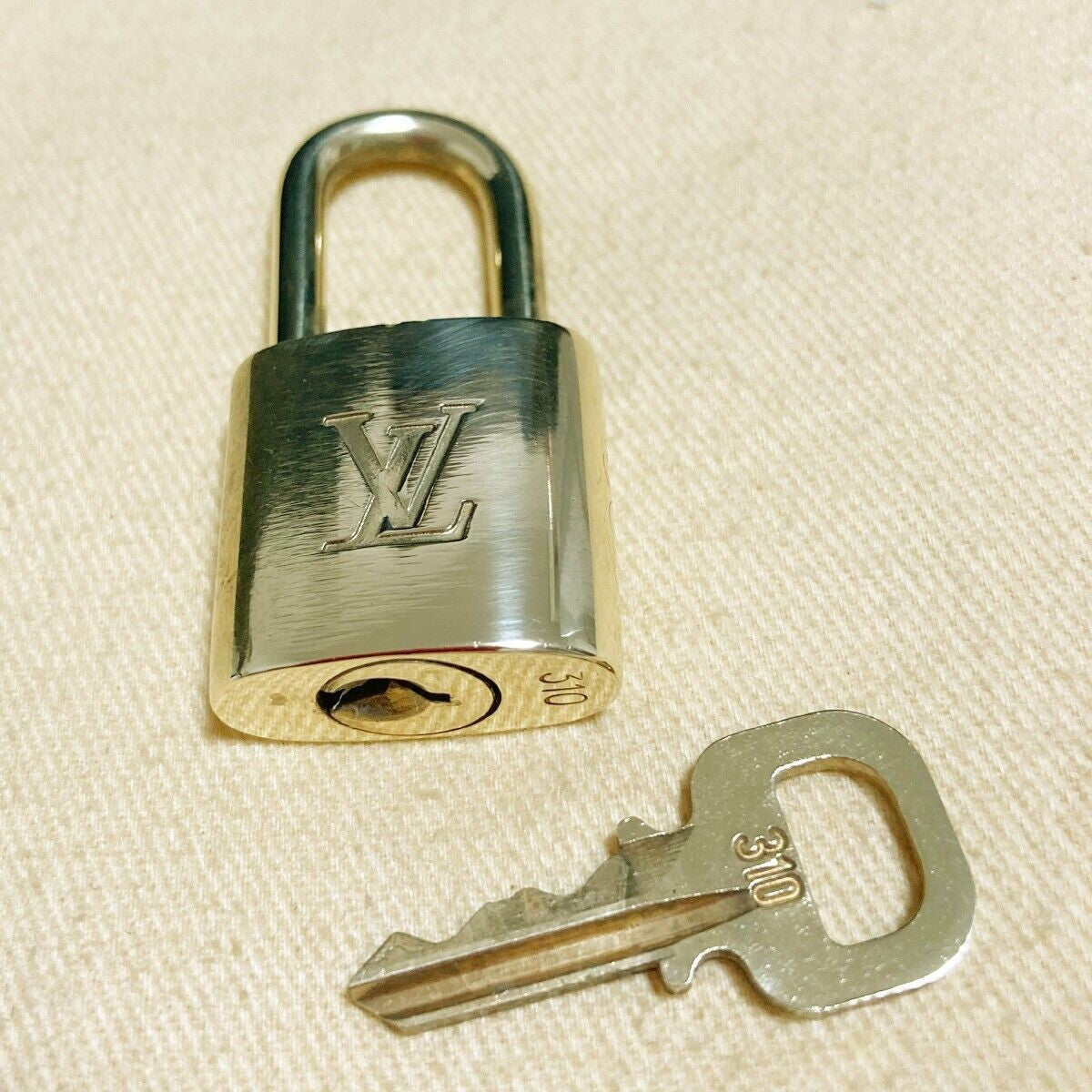 LOUIS VUITTON LV 10 SET PADLOCK KEY BAG CHARM CADENA GOLD PLATED FRANCE 31PDA128