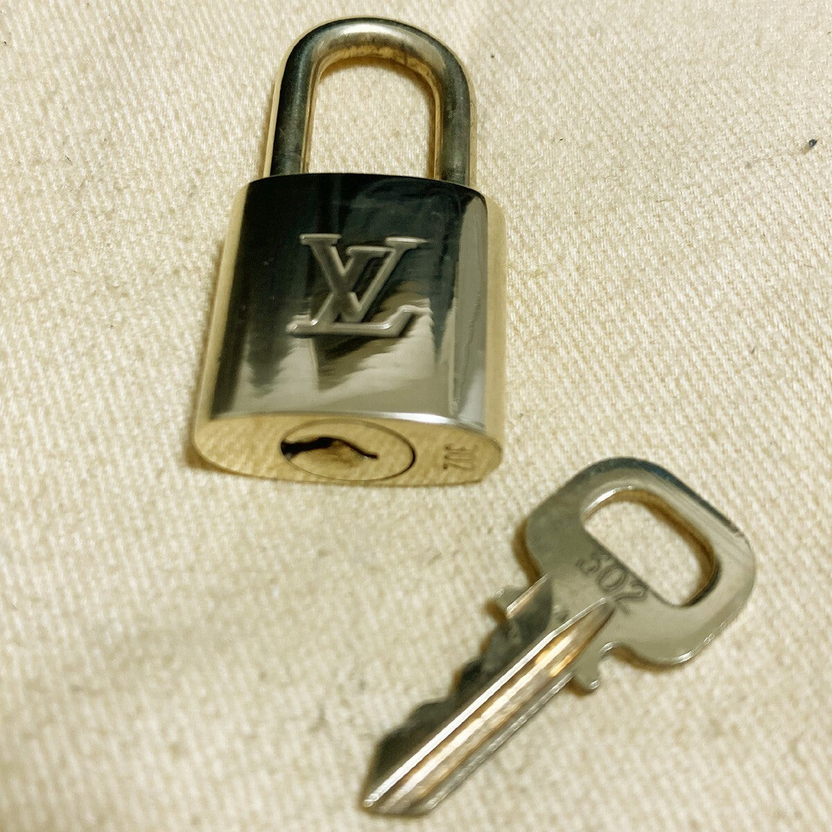 LOUIS VUITTON LV 10 SET PADLOCK KEY CHARM CADENA GOLD-PLATED FRANCE 39PDA213