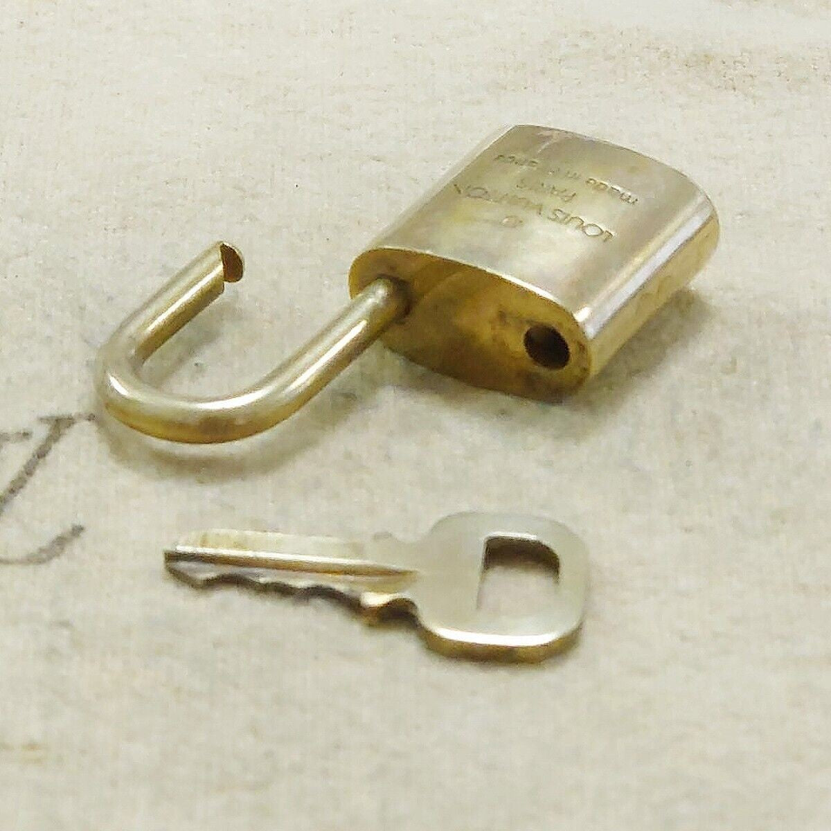 LOUIS VUITTON LV 10 SET PADLOCK KEY BAG CHARM CADENA GOLD PLATED FRANCE 65HA162