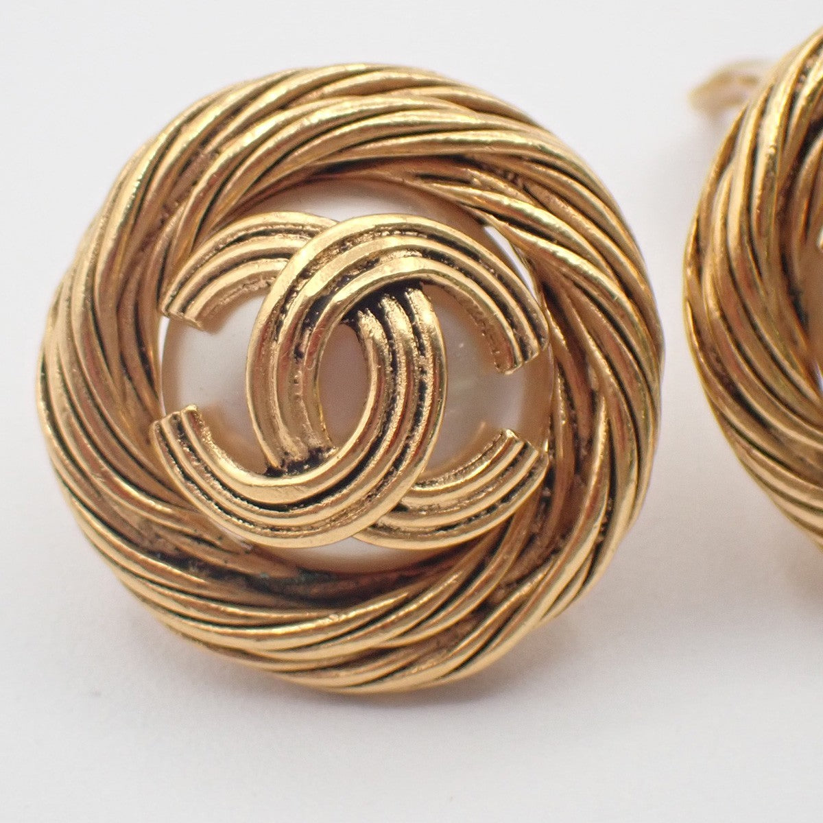 CHANEL CC Imitation pearl Round Button Earrings Clip-On 94A Gold VTG 62RQ024
