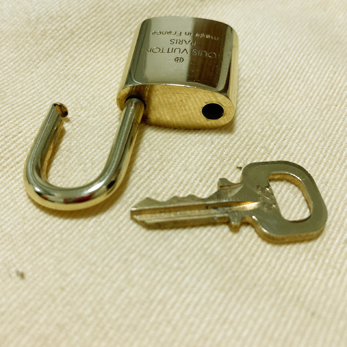 LOUIS VUITTON LV 10 SET PADLOCK KEY CHARM CADENA GOLD-PLATED FRANCE 31PDA299