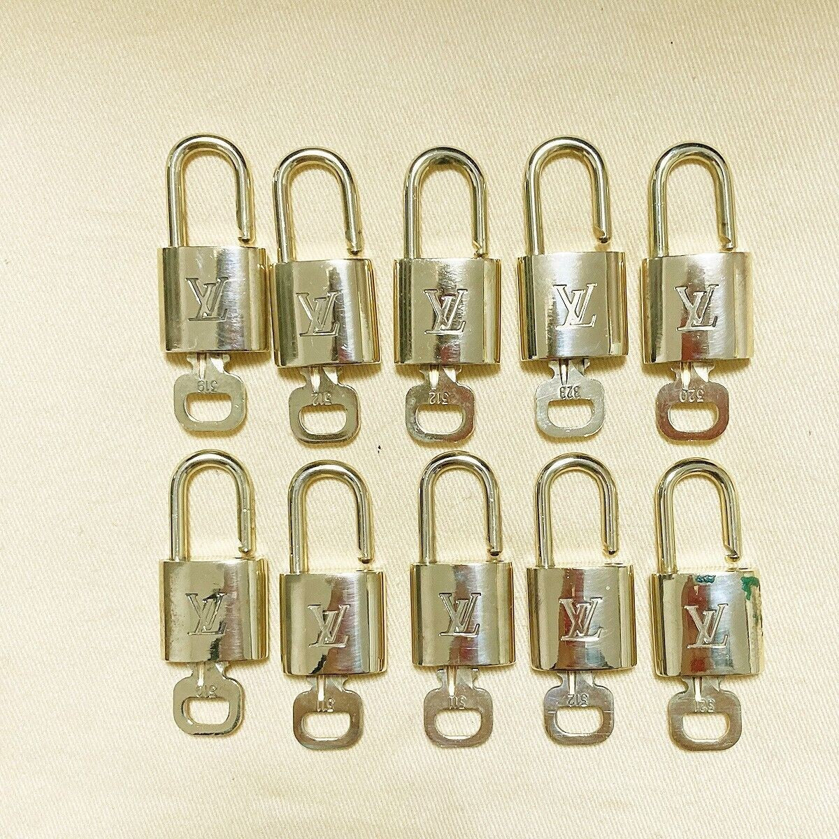 LOUIS VUITTON LV 10 SET PADLOCK KEY BAG CHARM CADENA GOLD PLATED FRANCE 37PDA047
