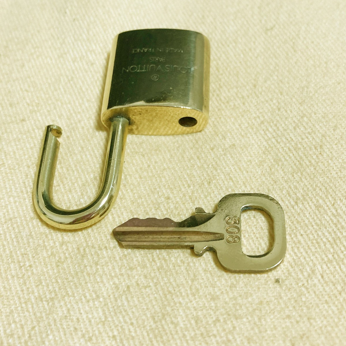 LOUIS VUITTON LV 10 SET PADLOCK KEY CHARM CADENA GOLD-PLATED FRANCE 31PDA266