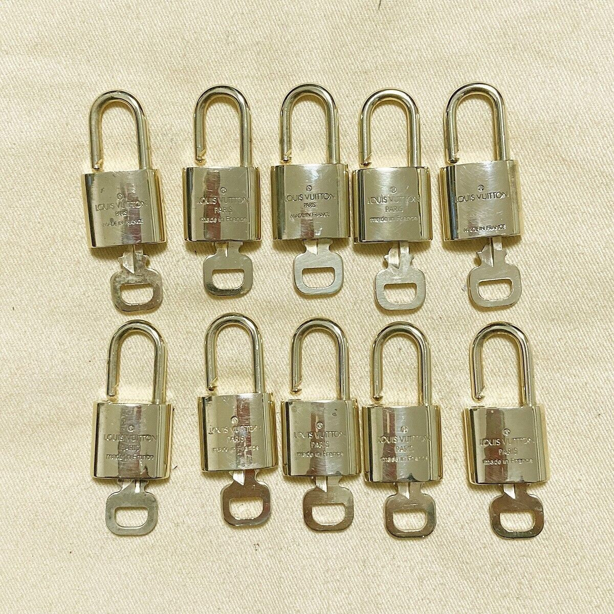 LOUIS VUITTON LV 10 SET PADLOCK KEY BAG CHARM CADENA GOLD PLATED FRANCE 37PDA076
