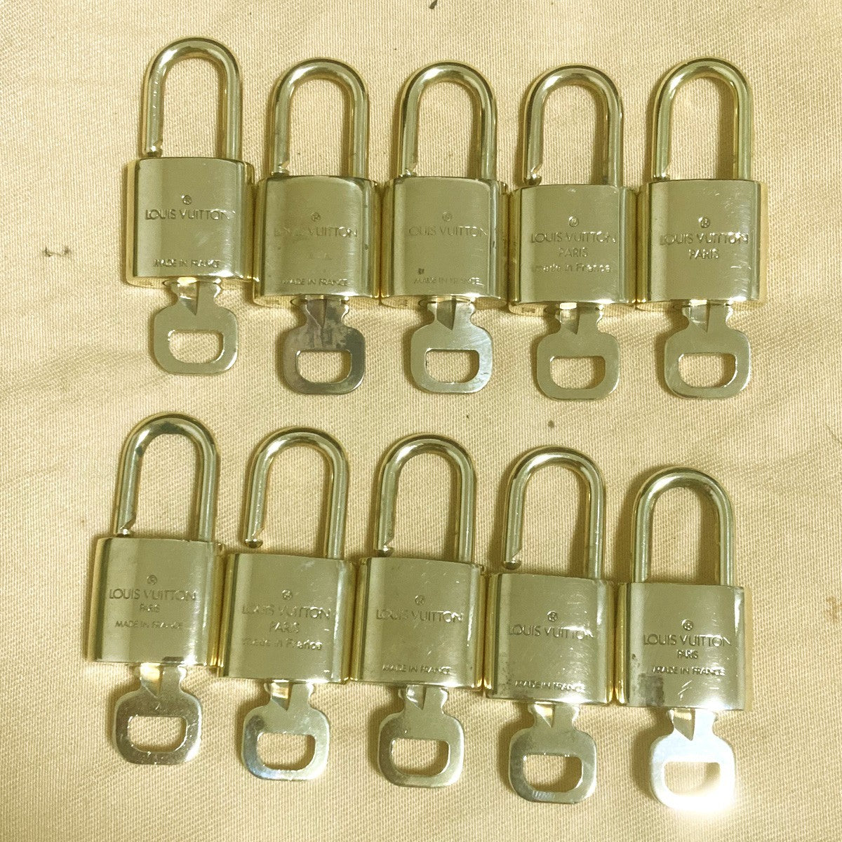 LOUIS VUITTON LV 10 SET PADLOCK KEY CHARM CADENA GOLD-PLATED FRANCE 37PDA316
