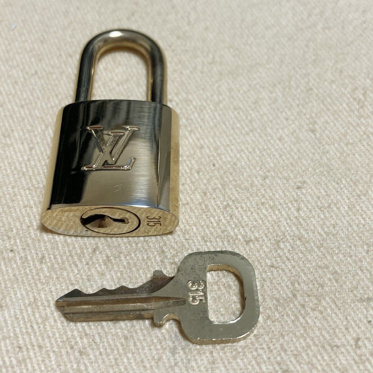 LOUIS VUITTON LV 10 SET PADLOCK KEY BAG CHARM CADENA GOLD-PLATED FRANCE 38pda106