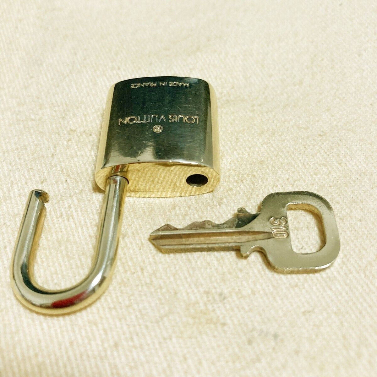 LOUIS VUITTON LV 10 SET PADLOCK KEY BAG CHARM CADENA GOLD PLATED FRANCE 31PDA128