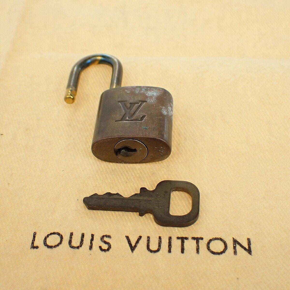 LOUIS VUITTON LV 10 SET PADLOCK KEY BAG CHARM CADENA GOLD PLATED FRANCE 37YE914