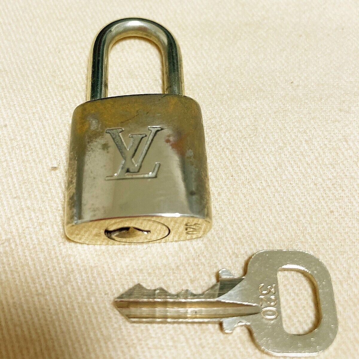 LOUIS VUITTON LV 10 SET PADLOCK KEY BAG CHARM CADENA GOLD PLATED FRANCE 37PDA040