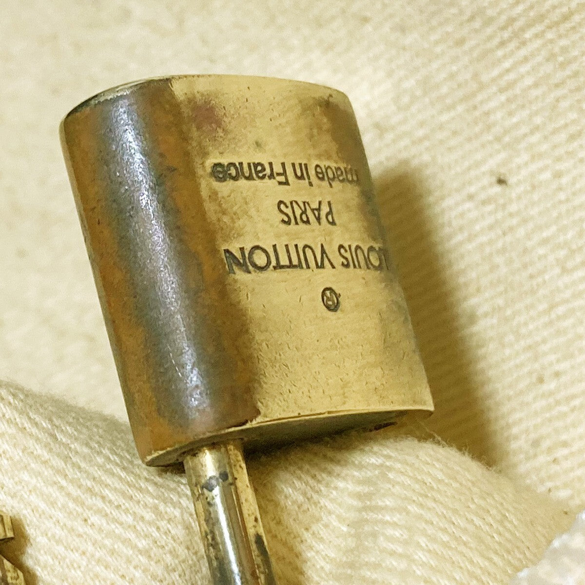 LOUIS VUITTON LV 10 SET PADLOCK KEY CHARM CADENA GOLD-PLATED FRANCE 31PDA219